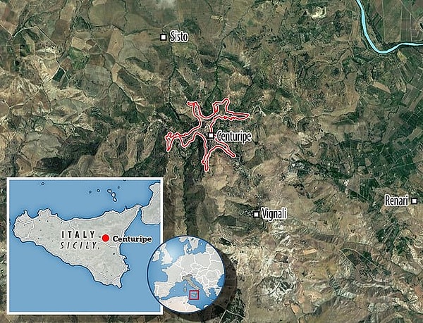 Чентурипе был построен на холме на высоте около 730 метров над уровнем моря, что обеспечивало ему оборонительную позицию примерно на полпути между Катанией и Энной.