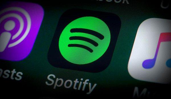 Sanatçının Spotify ile yaptığı dağıtım sözleşmesi ve ikamet ettikleri ülke, dinleyicilerin ülkesi ve ücretsiz bir Spotify hesabından mı yoksa bir Spotify Premium hesabından mı giriş yaptıkları gibi pek çok şey sanatçılara ne kadar ödeneceğini etkiliyor.