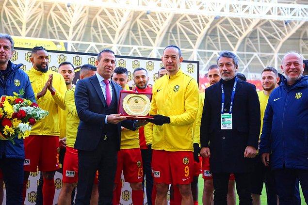 4. 15 Şubat - Umut Bulut, Fraport TAV Antalyaspor karşısında Süper Lig kariyerindeki 503. maçına çıkarak, Süper Lig tarihinin en çok forma giyen oyuncusu Oğuz Çetin'i yakaladı.