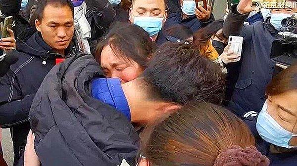 8. Çin'de 33 yıl önce kaçırılan Li Jingwei isimli adam, çocukluk yıllarını geçirdiği köyüne dair hatırladığı yerlerin haritasını çizip sosyal medyada paylaştı. Haritanın sosyal medyada viral olması sonrasında devreye giren polis ekipleri, Li'nin annesini buldu.