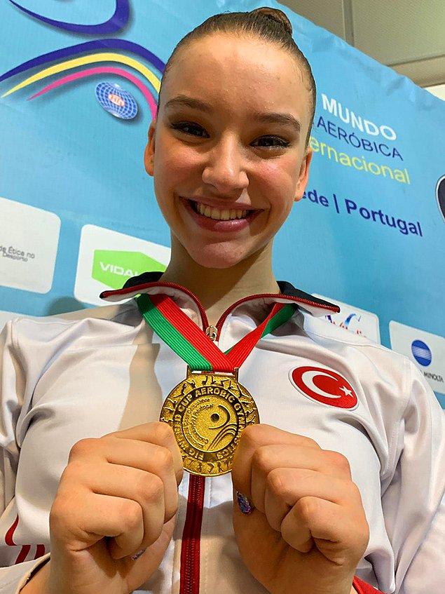 17. 28 Mayıs - Milli sporcu Ayşe Begüm Onbaşı, Azerbaycan'ın başkenti Bakü'de düzenlenen Aerobik Cimnastik Dünya Şampiyonası'nda bireysel kadınlar finalinde 21.850 puanla altın madalya elde etti.