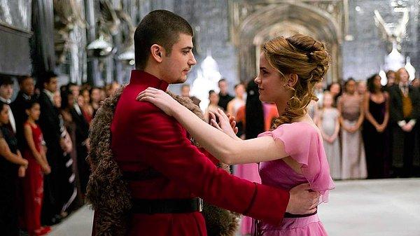 9. Emma'ya göre Ron ve Harry ilk defa Noel Balosu'nda Hermione'yi yanlarındaki bir yardımcı yerine genç bir kız olarak görmüşlerdi.