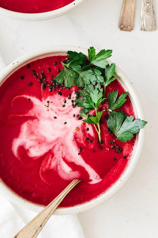 Rengine sevdalanmamak imkansız: Pancar çorbası tarifi
