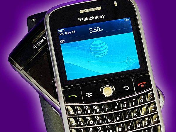İlk olarak 2000 yılında piyasaya çıkan Blackberry, akıllı telefon kullanıcılarının kolayca e-posta göndermesine olanak sağladığı için kısa süre içerisinde profesyoneller arasında popüler oldu.
