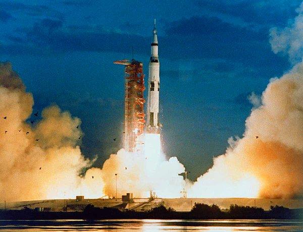 Görevlerde Saturn V adlı artık üretilmeyen son derece güçlü bir roket kullanıldı... "Bu, bırakın Ay'da uzay istasyonu inşa etmeyi şu anda insanları oraya götürecek kadar bile güçlü bir roketimiz olmadığı anlamına geliyor."
