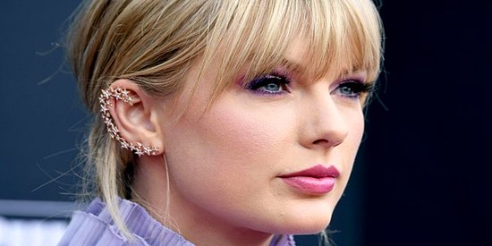 En Az Birisinin Bir Köşesinde Bile Yaşadığınız Duyguları Bulabileceğiniz 13 Taylor Swift Şarkısı