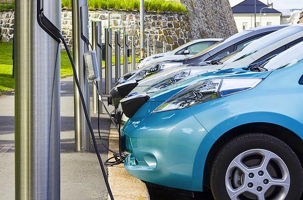 Yeni tarifelere göre elektrikli araçlarını şarj etmek isteyenlerin maliyeti güç ve şarj tipine göre yüzde 109’dan yüzde 130’a kadar arttı.
