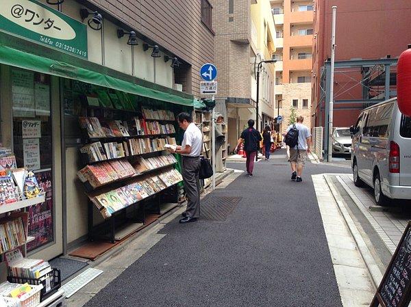 11. "Japonya'nın sokaklarında hiç çöp kutuları veya tenekeleri yok ama her nasılsa etrafta tek bir tane çöp de yoktu..."