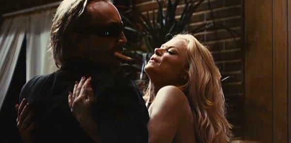 5. " 'Drive Angry' filminde Nicolas Cage'in karakteri kıyafetlerini çıkarmadan seks yaparken ve aynı zamanda silahlı çatışmaya katılırken...