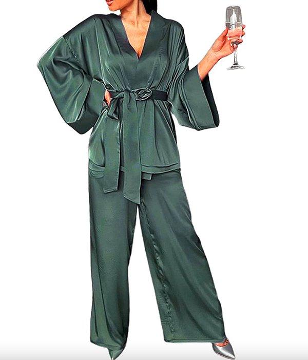 9. Yeşil renkte v yaka ve kuşaklı pijama takımı.