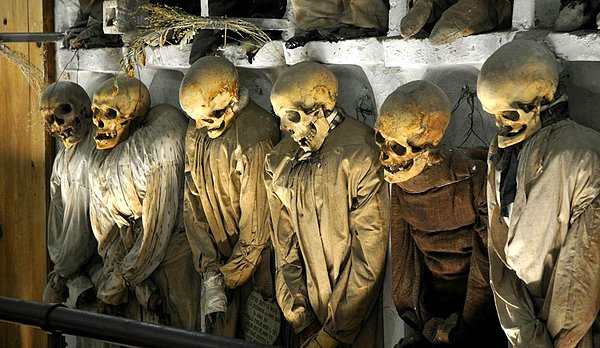 İtalya’nın Sicilya bölgesinde yer alan Capuchin Palermo Yeraltı Mezarlığı'na defnedilen 160'tan fazla çocuk ve onların sergilenen mumyalanmış bedenleri hakkında şimdiye dek neredeyse hiçbir şey bilinmiyordu. Ancak bir grup araştırmacı X-ışınları kullanarak bu gizemi ortaya çıkarabileceğini duyurdu.