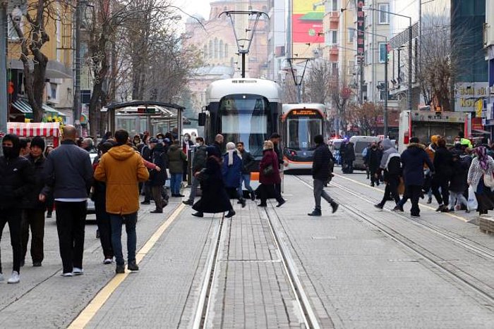 Türkiye'de Vaka Sayıları Artıyor: İlk Kısıtlama O İlden Geldi! Saat 24'ten Sonra Yasak Başlıyor...