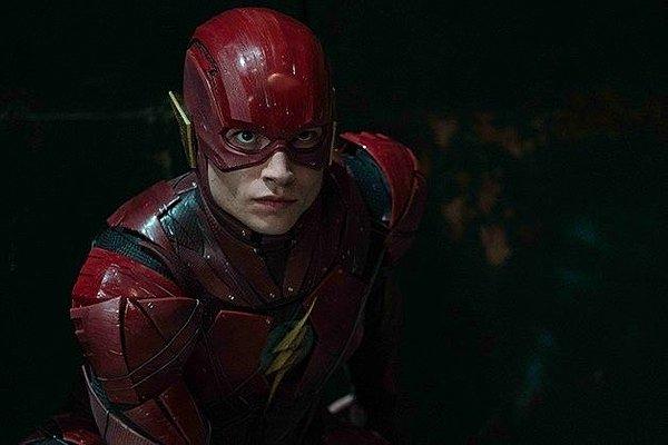 13. Söylenenlere göre The Flash filmiyle Zack Snyder’ın oluşturduğu sinematik evren tamamen sıfırlanacak ve yeni bir evren kurulacak.