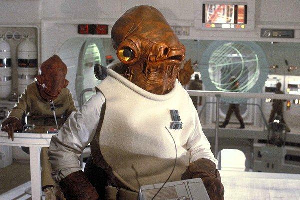 4. Star Wars serisinin sevilen karakteri Amiral Ackbar'ın kostümü çok çirkin bulunduğu için değiştirilmesi önerilmişti. Ancak yönetmen 'Çocuklara iyi kişilerin her zaman güzel, kötülerin ise çirkin olmadığını göstermemiz gerek' diyerek öneriyi reddetti.