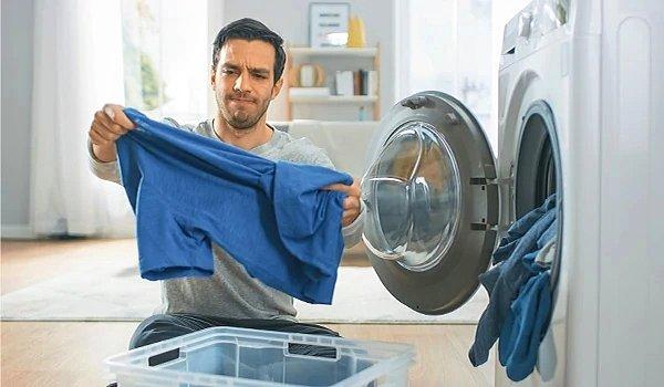 Geleneksel çamaşır makineleri bol miktar su ve deterjan kullanarak kirli kıyafetleri temizliyor.