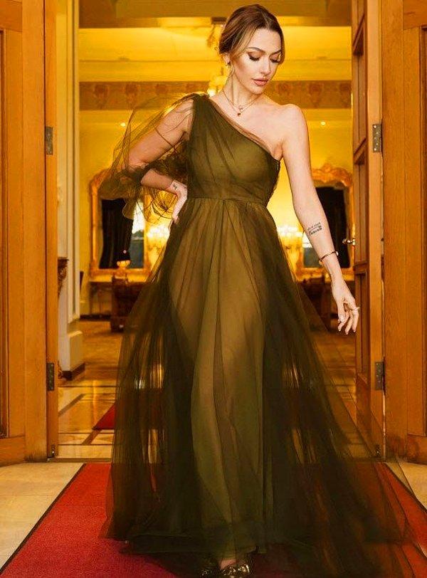 2021 Pantene Altın Kelebek Ödülleri'nde aldığı En İyi Kadın Sanatçı ödülü kadar; giydiği kıyafet, ödül konuşması ve sahnede sevgilisi Mehmet Dinçerler'e teşekkür etme anı unutulmazlar arasına girdi.