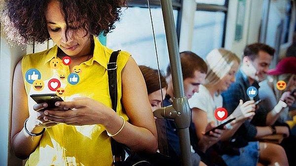 Dünya genelinde yapılan araştırmalar mobil ekranlarda geçirdiğimiz her 10 dakikanın 7’sinin sosyal medya uygulamalarında harcandığını ortaya koydu.