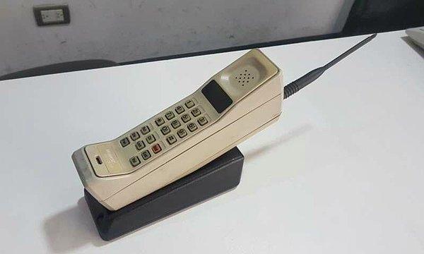 Telefon ve Telgraf şirketi yöneticisi Mark Sullivan ilk cep telefonu Motorola DynaTAC 8000X piyasaya çıktıktan birkaç yıl sonra 89 yaşında hayata gözlerini yummuştu.