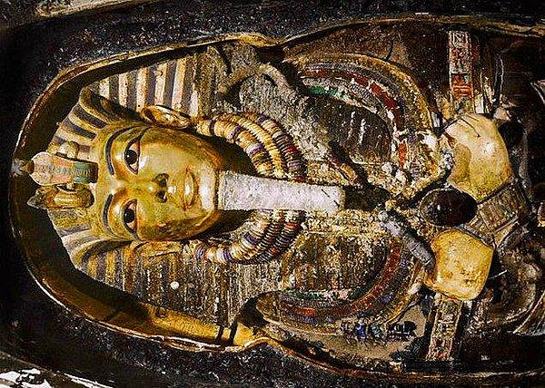 14. Tutankamon'un mumyasında sıtma DNA'sı bulunmuştur. Bu DNA, hastalıkların bilinen en eski kanıtıdır.