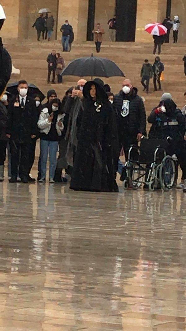 Sosyal medyaya yansıyan görüntülerde ziyaretini tekerlekli sandalye ile gerçekleştiren Bülent Ersoy'un saygı duruşu için ayağa kalktığı görülüyor.