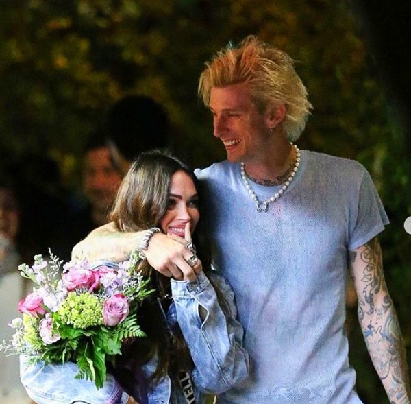 Machine Gun Kelly'den gelen sürpriz evlilik teklifini Instagram hesabından duyuran Megan Fox teklife tabii ki de olumlu cevap verdi.