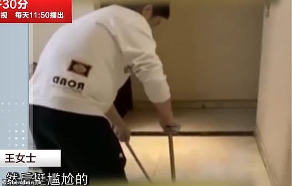 Согласно видео, опубликованным местными СМИ, парень, с которым она пришла на свидание вслепую и личность которого неизвестна, также занимается домашними делами и работает за его ноутбуком, пока она спит во время карантина.