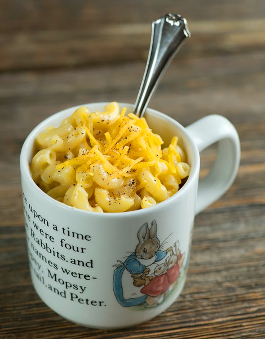 Mac& Cheese в микроволновке. Кружка с макаронами. Макароны в кружке в микроволновке рецепт.