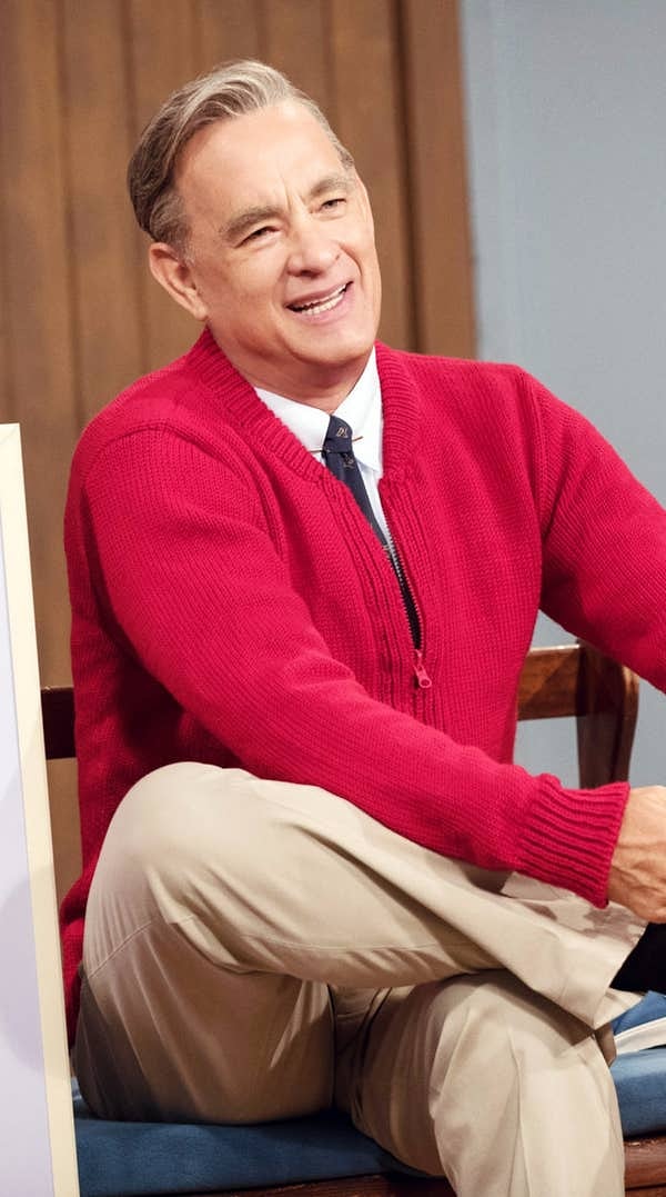 ПРОМАХ: как выглядел Том Хэнкс в роли мистера Роджерса в фильме «Прекрасный день по соседству» (2019):