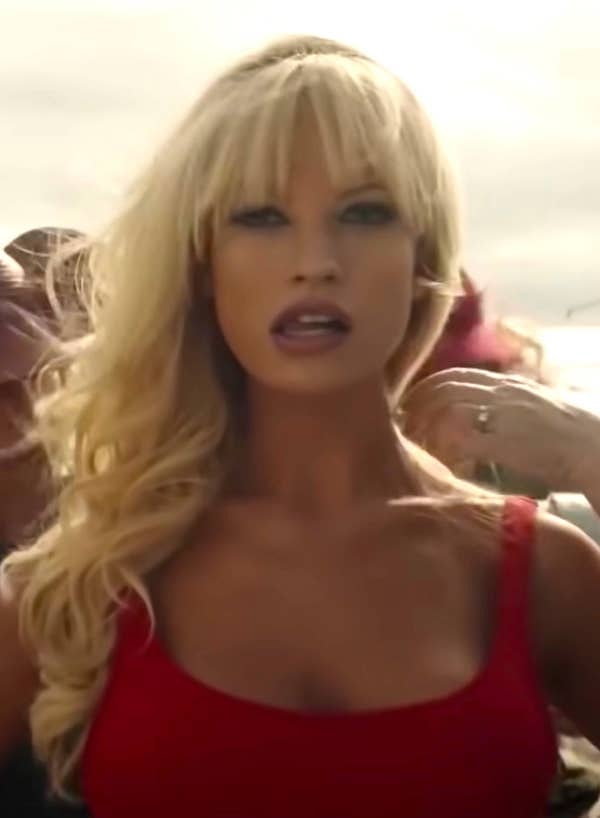 В ЯБЛОЧКО:Как выглядит Лили Джеймс в роли Памелы Андерсон в грядущем сериале «Пэм и Томми» (2022):