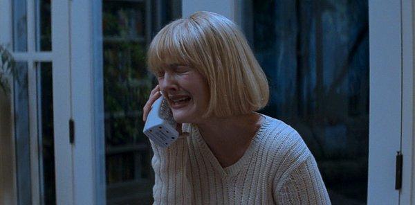 10. Drew Barrymore ağlamak için çok farklı bir yöntem kullandı.