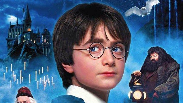 2011'de sona eren serinin ardından bu yıl ilk kez Harry Potter serisinin 20'inci yılı için oyuncu kadrosu ve yapım ekibi HBO Max’te yayınlanacak özel bir bölüm için bir araya gelmişti. Daniel Radcliffe, Rupert Grint, Helena Bonham Carter, Ralph Fiennes gibi sevilen oyuncuların yer aldığı özel bölüm Harry Potter 20th Anniversary: Return to Hogwarts (Harry Potter 20. Yıldönümü: Hogwarts'a Dönüş) yılbaşında yayınlandı.
