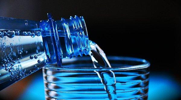 Vücudumuzun yaklaşık %60'ını oluşturan su en önemli hayati ihtiyaçlarımızdan birisi bildiğiniz gibi. Bilim kuruluşlarına göre kadınların günde 3 litre, erkeklerin ise 4 litre su içmesi gerekiyor.