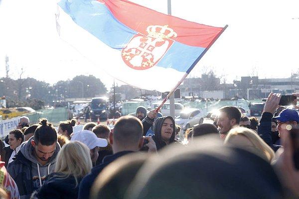 Djokovic'in hayranları ise Belgrad'daki Nikola Tesla Havalimanı'nın önünde Sırbistan bayrakları ile ünlü tenisçiye destek sloganları attı.