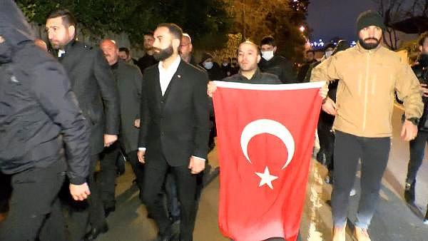 Bunun üzerine yakındaki Kanlıca Meydanı'nda saat 20.30'da toplanan grup, Sezen Aksu'yu protesto edip, basın açıklaması yaptı.