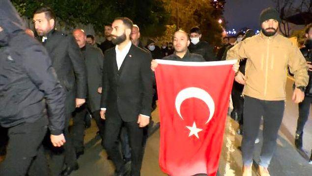 Bunun üzerine yakındaki Kanlıca Meydanı'nda saat 20.30'da toplanan grup, Sezen Aksu'yu protesto edip, basın açıklaması yaptı.