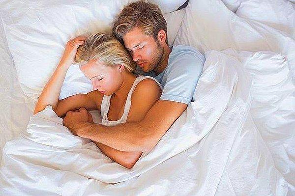 1. Kaşık pozisyonu temelde partnerinizle yan yatarak, birinin önde diğerinin arkada birbirine sarılmasıdır.