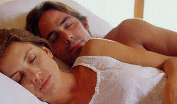 5. Ayrıca birlikte uyumanın da en kolay yöntemidir. Zorlanmadan uygulanan bu pozisyon ile rahat bir uyku çekilebilir.