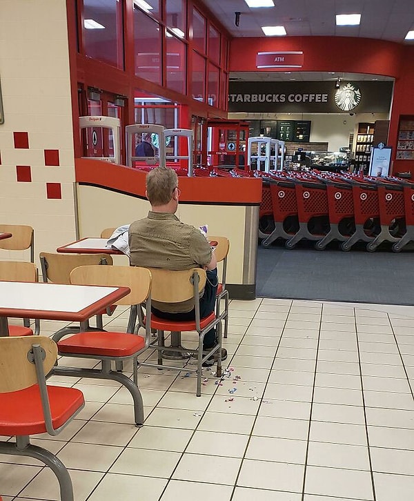 2. Этот взрослый мужчина бросает обертки от конфет на пол, чтобы работники подмели за ним