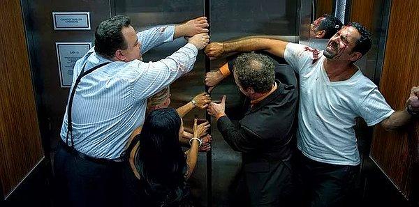 Bütün gergin hava ve anksiyeteye rağmen yine de her gün defalarca asansörleri kullanıyoruz işte!