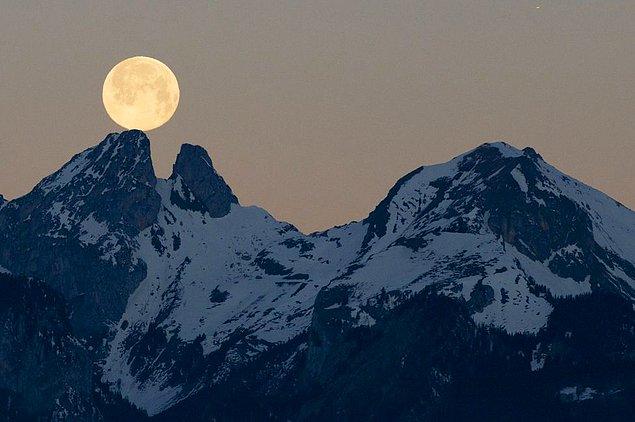5. Ay sanki İsviçre tepelerinde dengede duruyor