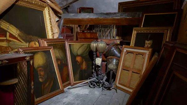 İskoçya'da nesillerdir aynı aileye ait olan bir evin çatı katında beş Osmanlı padişahına ait yağlı boya tablolar bulundu.