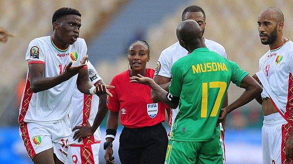 Ruandalı kadın hakem Salima Mukansanga, Afrika Uluslar Kupası'nda Zimbabve ile Gine arasındaki karşılaşmayı yöneterek adını tarihe yazdırdı.