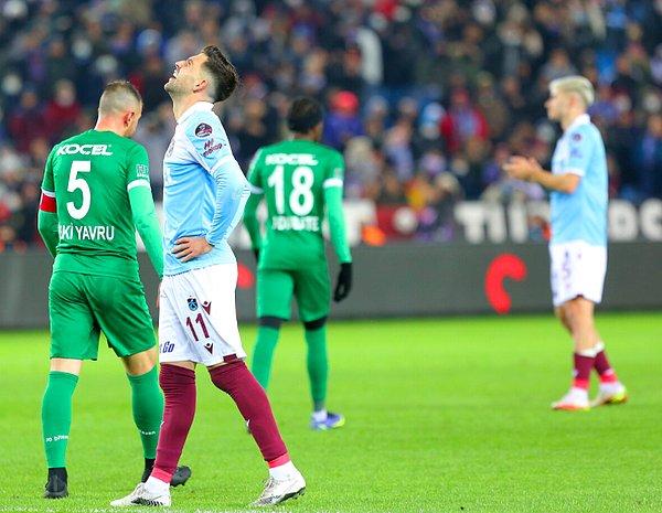 Trabzonspor, 90+4’te VAR incelemesi sonrası penaltı kazandı. Bakasetas topu ağlarla buluşturamadı fakat çizgi ihlali nedeniyle penaltı tekrarlandı.