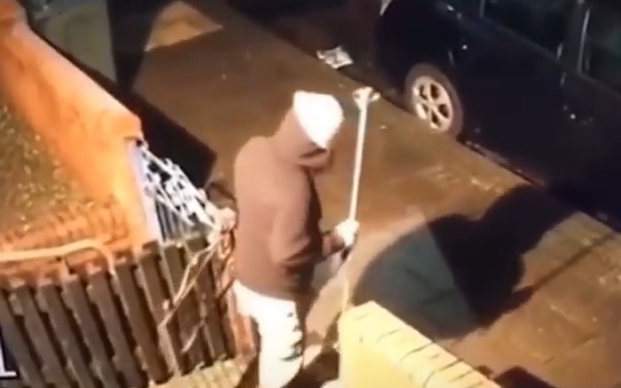 Telefonla Konuşurken Telefonu Aramak Gibi... Lambaderin Şapkası Çıkıp Kafasına Düşen Adamın Çaresiz Anları