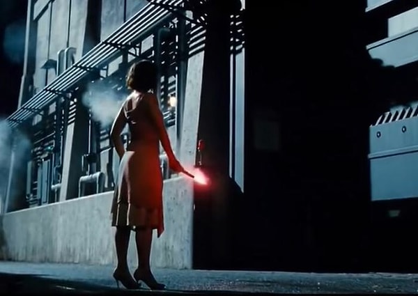 8. Когда героиня бежит по джунглям, пустыне, спасается от кого-то на каблуках. Или когда за ней гонится динозавр. Лол