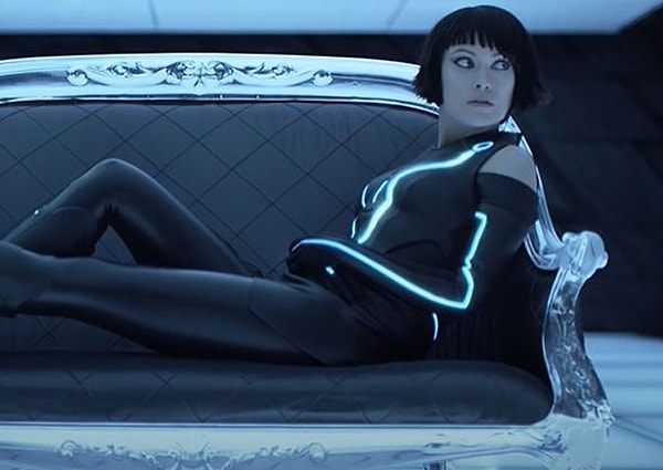 14. Герои едут в фильмах на машинах, разговаривая, и НИКОГДА не смотрят на дорогу. Это все портит и делает неправдоподобным