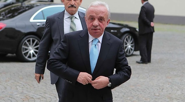 İddialara göre Cengiz burun ameliyatı geçirmiş.