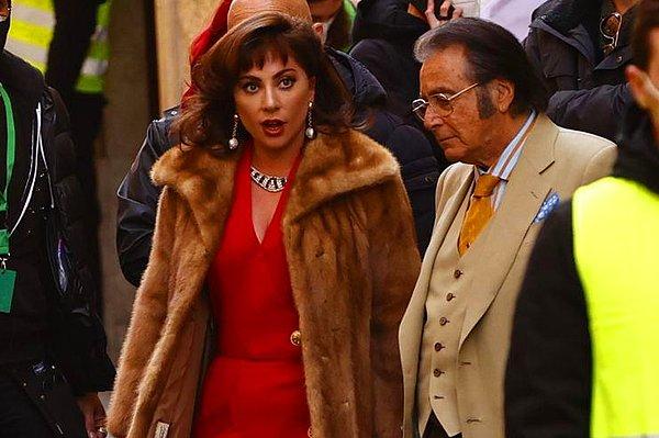 Film moda devlerinden Maurizio Gucci'nin öldürülmesi ve eski eşi Patrizia Reggiani'nin 29 yıl hapse mahkum edilmesi konu ediniyor.