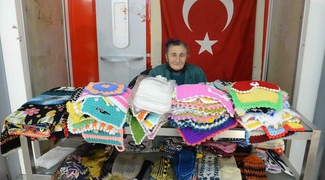 “Çorap, şapka, el işleri aldım. 6 seneden beri Ankara’da bu işleri yapıyorum.”
