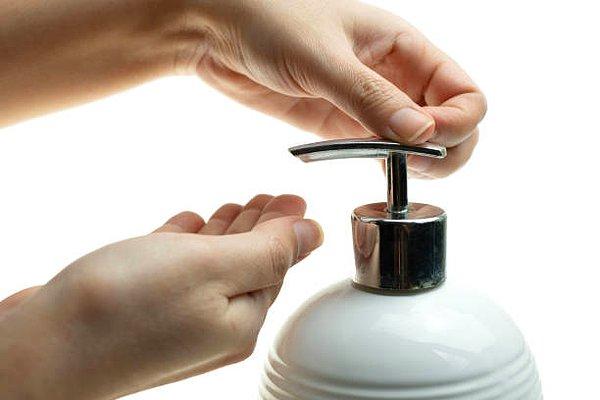 3. Ellerimiz gibi en az iki dakika ovalayarak yıkıyoruz: Sıvı sabunluk
